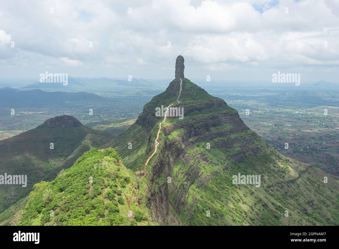 Vista delle scale e della roccia della collina di Tungi, Mangi Tungi, Nashik, Maharashtra, India. Prominente picco a due pinnacled con plateau in mezzo. Foto Stock