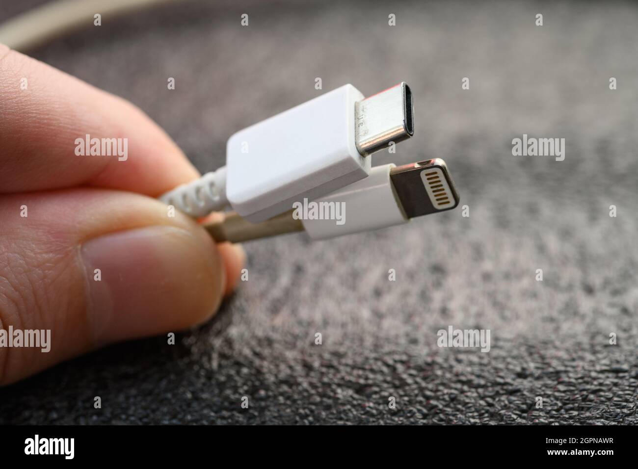 VLADIVOSTOK, RUSSIA - 24 SETTEMBRE 2021: Connettore Lightning Apple e cavi USB Type-C. Messa a fuoco selettiva. Foto Stock