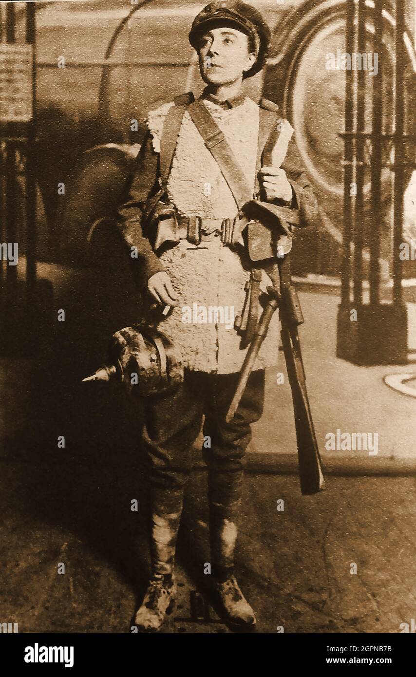 Una vecchia fotografia della popolare star della sala di musica Vesta Tilley in uniforme militare della prima Guerra Mondiale. Foto Stock