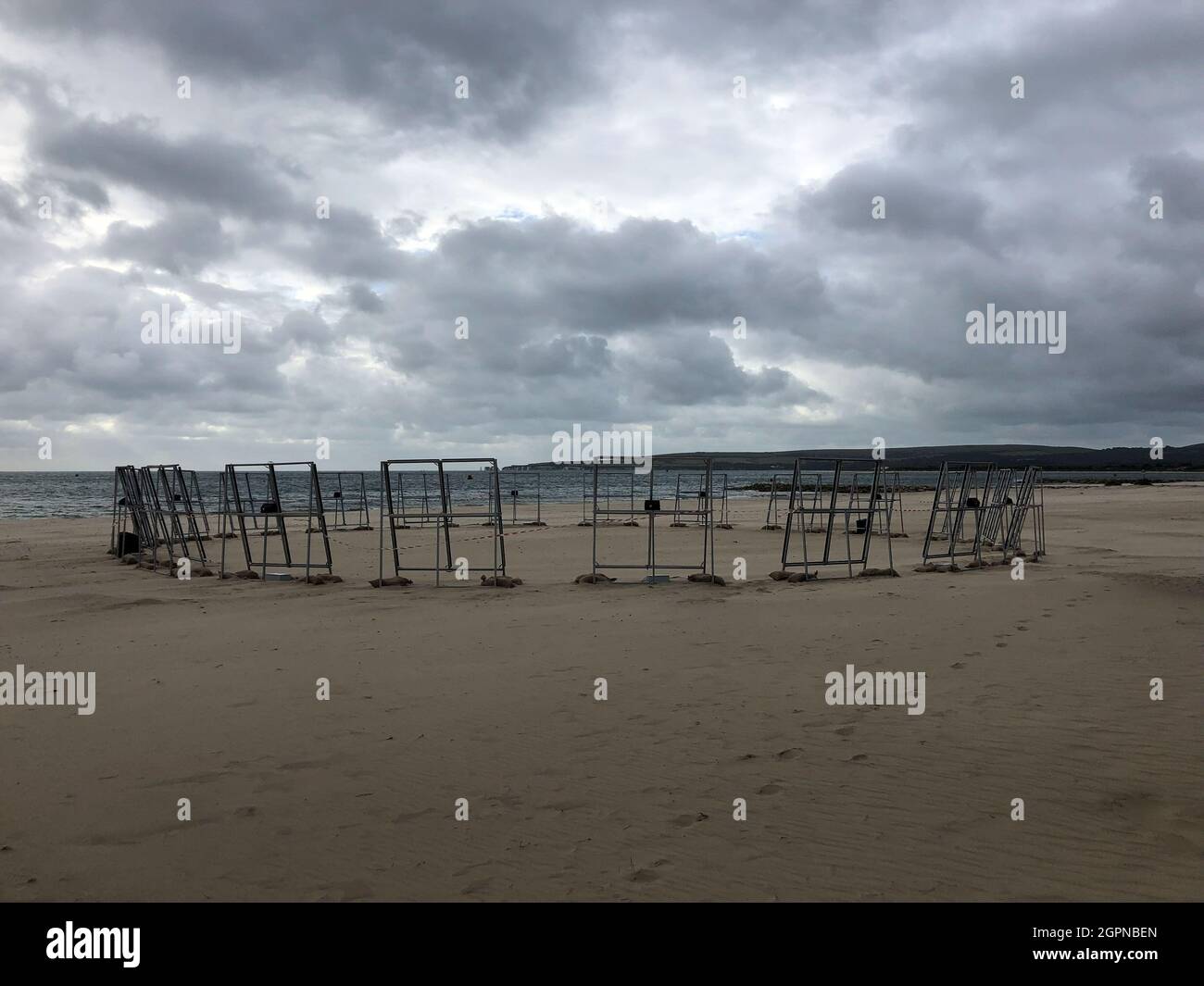 Arts by the Sea pronta per l'apertura il 1° ottobre 2021. Situato sulla spiaggia di Sandbanks, Poole Dorset UK. Titoli il Consiglio di grande indecisione di Romain Tardy. Credit Suzanne McGowan Alamy Live News. Il Great Indecision Council dell'artista visivo Romain Tardy presenta un autoritratto non sollecitato della nostra società attuale traducendo, in tempo reale, i termini di ricerca più frequentemente utilizzati su Google e Google News in segnali visivi e audio. All'Arts by the Sea, l'opera di Tardy prende la forma di un'installazione ipnotica e sonora su larga scala. Un'esperienza fisica ipnotizzante. Foto Stock