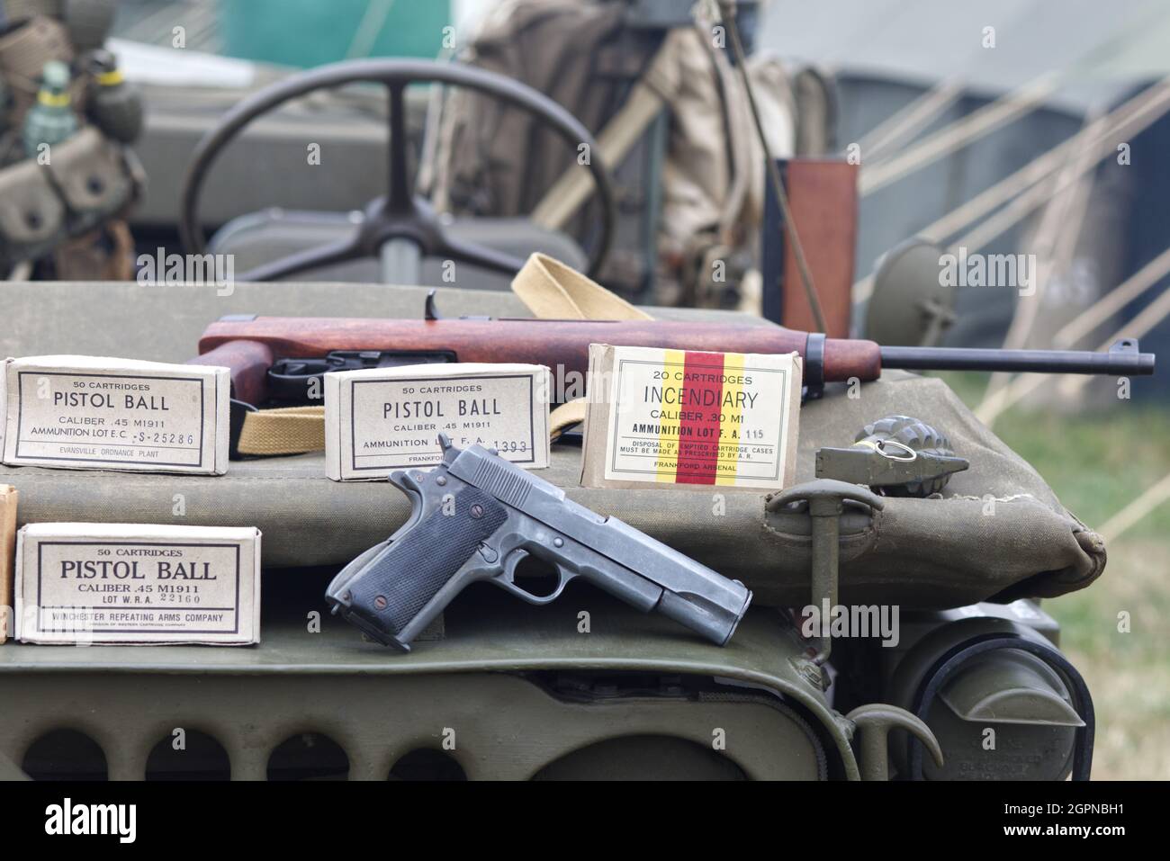 M2 Browning 50cal M1 Carbine e pistola su una jeep americana Foto Stock