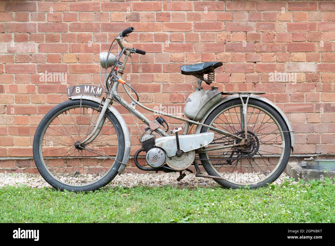 1960 Motobecane bicicletta motorizzata francese al Bicester Heritage Center domenica Scramble evento. Bicester, Oxfordshire, Inghilterra Foto Stock