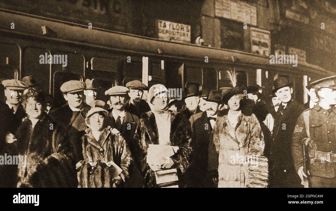 WWI - Dicembre 1914 - Una festa di concerto di intrattenimento delle truppe ' il gruppo di festa di Capodanno lei include Seymour Hicks, Gladys Cooper & Ellaline Terriss Foto Stock