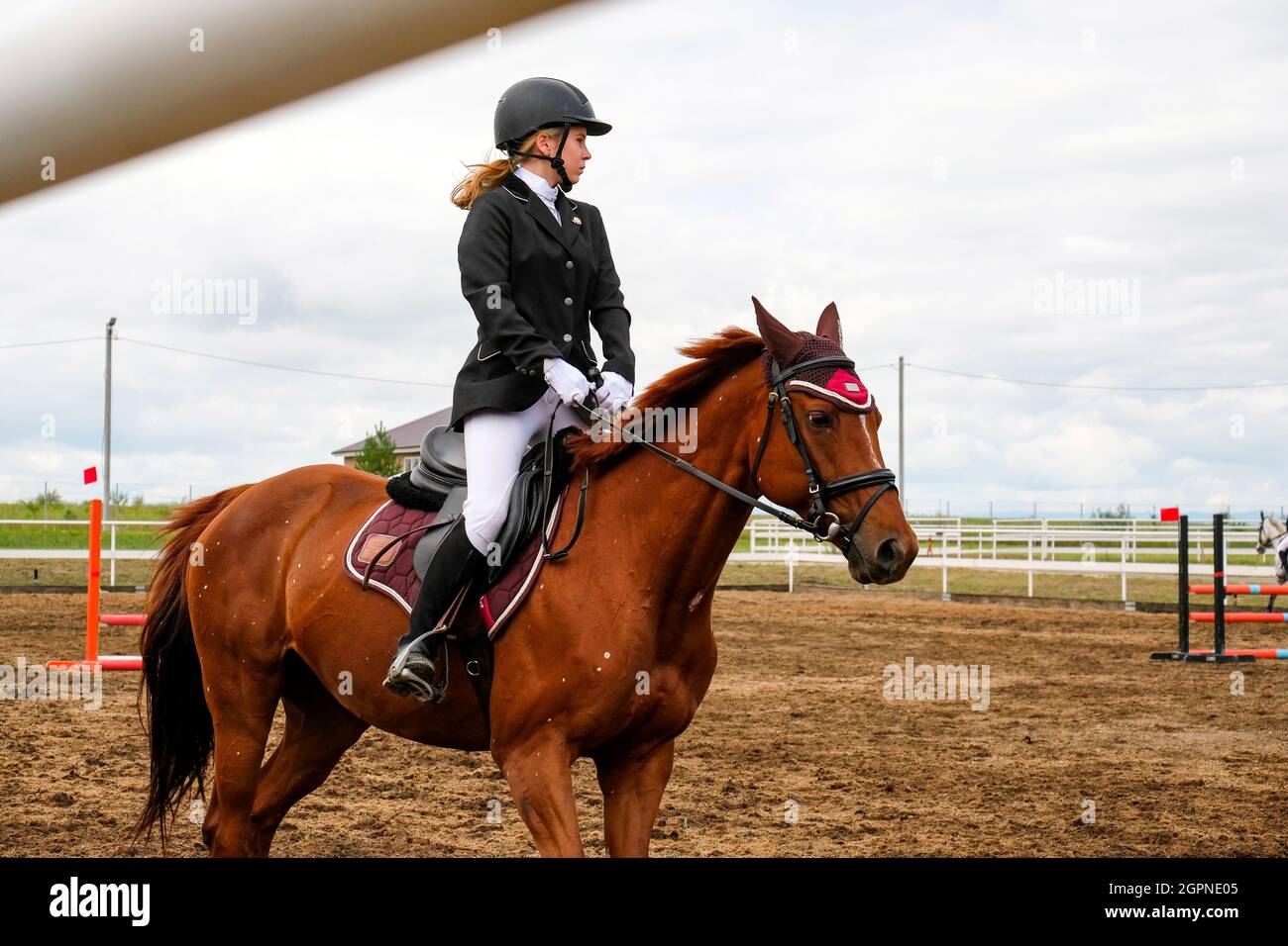 Magnitogorsk - 07.24.2021: Il pilota si siede a cavallo. Mostra la competizione di salto. Foto Stock