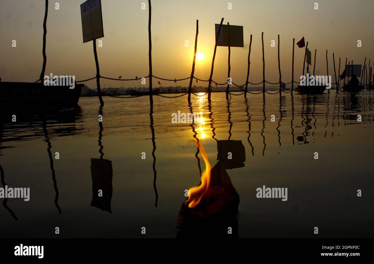 Una vista del tramonto sulla riva del fiume Ganges in Prayagraj (Allahabad). La confluenza del fiume Ganga, Yamuna e mitico Saraswati è a Prayagraj. Foto Stock