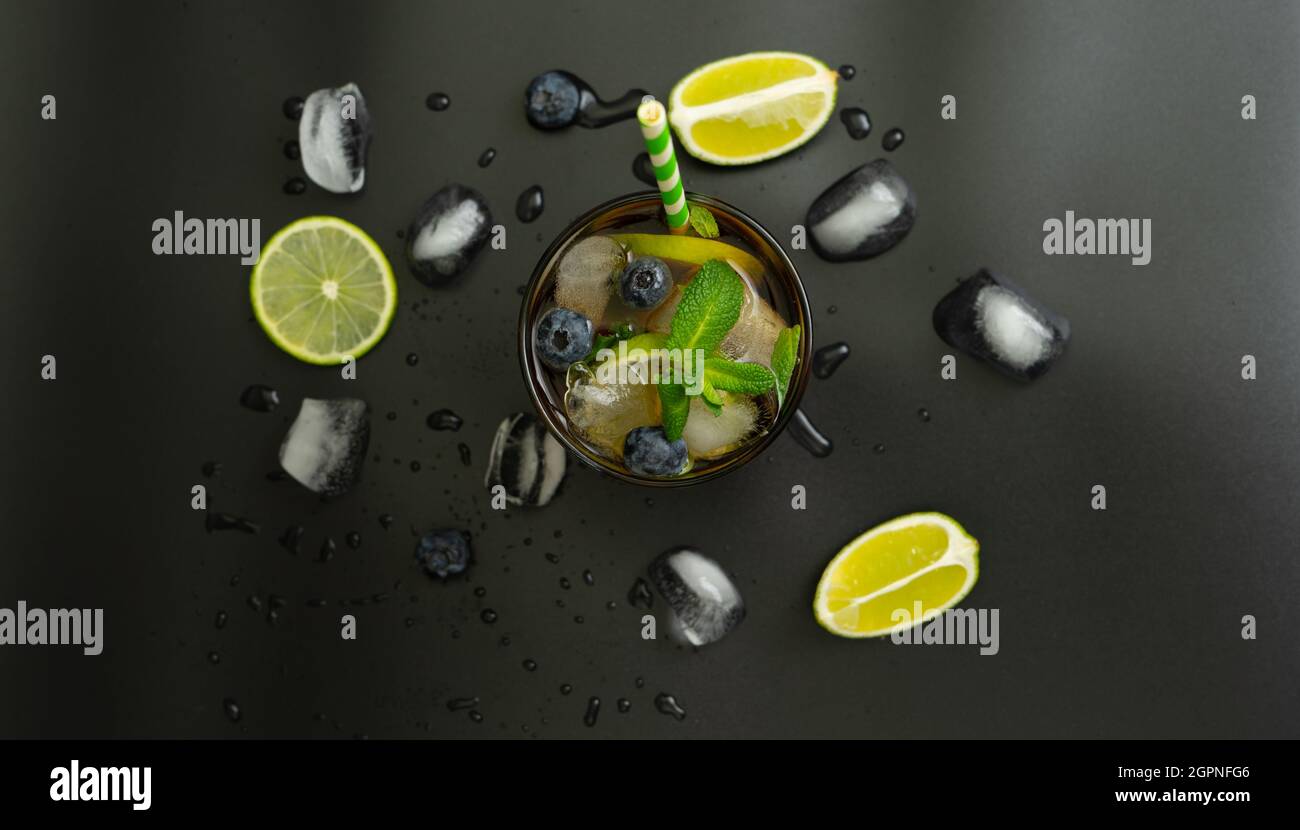 Cuba Libre con rum marrone, cola e lime. Cuba Libre o Long Island cocktail. Foto Stock