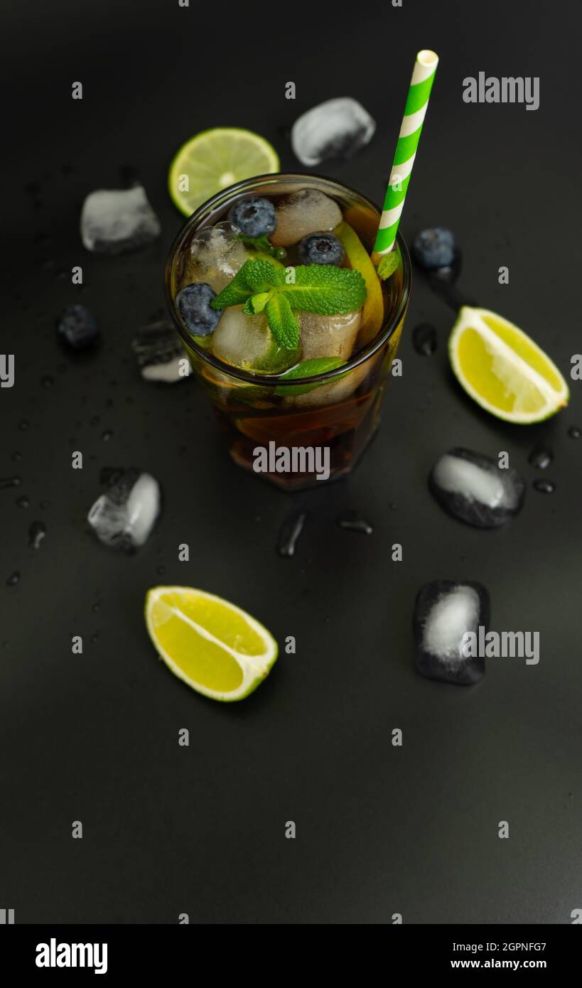 Cuba Libre con rum marrone, cola e lime. Cuba Libre o Long Island cocktail. Foto Stock