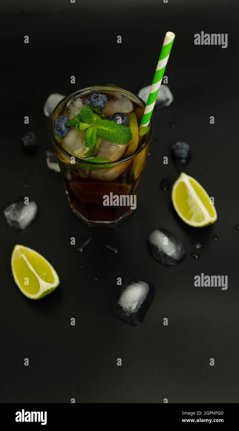 Cuba Libre con rum marrone, cola e lime. Cuba Libre o Long Island cocktail. Foto Stock