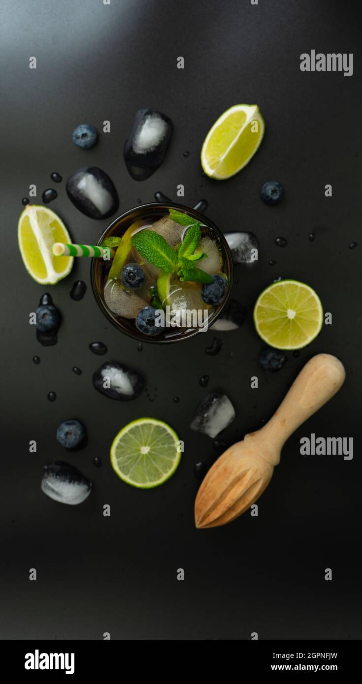Cuba Libre con rum marrone, cola e lime. Cuba Libre o Long Island cocktail. Foto Stock
