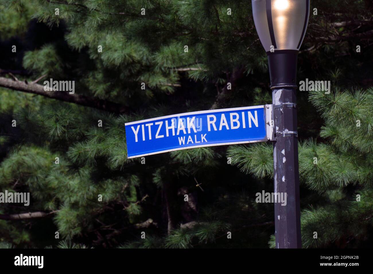 Un cartello di strada piegato in onore dell'ex primo ministro israeliano Yithak Rabin. In Flushing Meadows Corona Park vicino agli stadi di tennis. Foto Stock