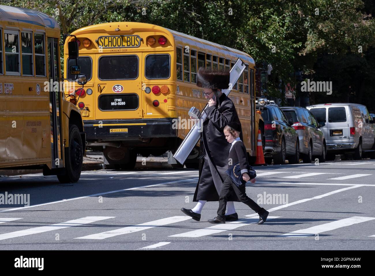 Un padre e un figlio Hasidic ritornano dalla sinagoga Sukkos. A Williamsburg, Brooklyn, New York. Foto Stock