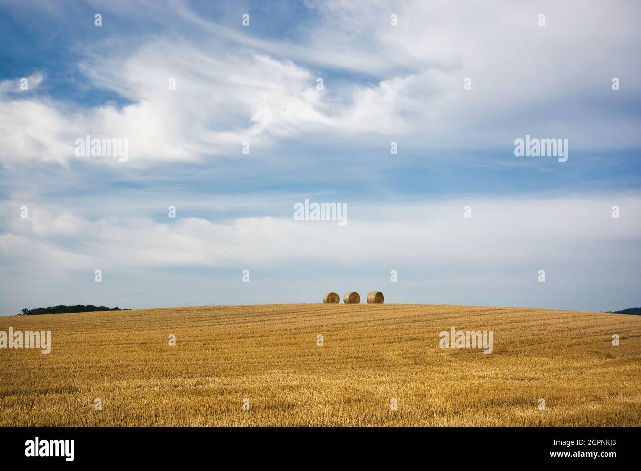 Mattina su un campo con tre fieno punti Foto Stock