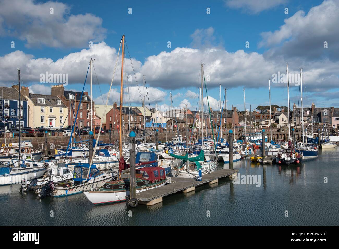 Barche nel pittoresco e colorato porto di Arbroath, Angus, Scozia. Foto Stock