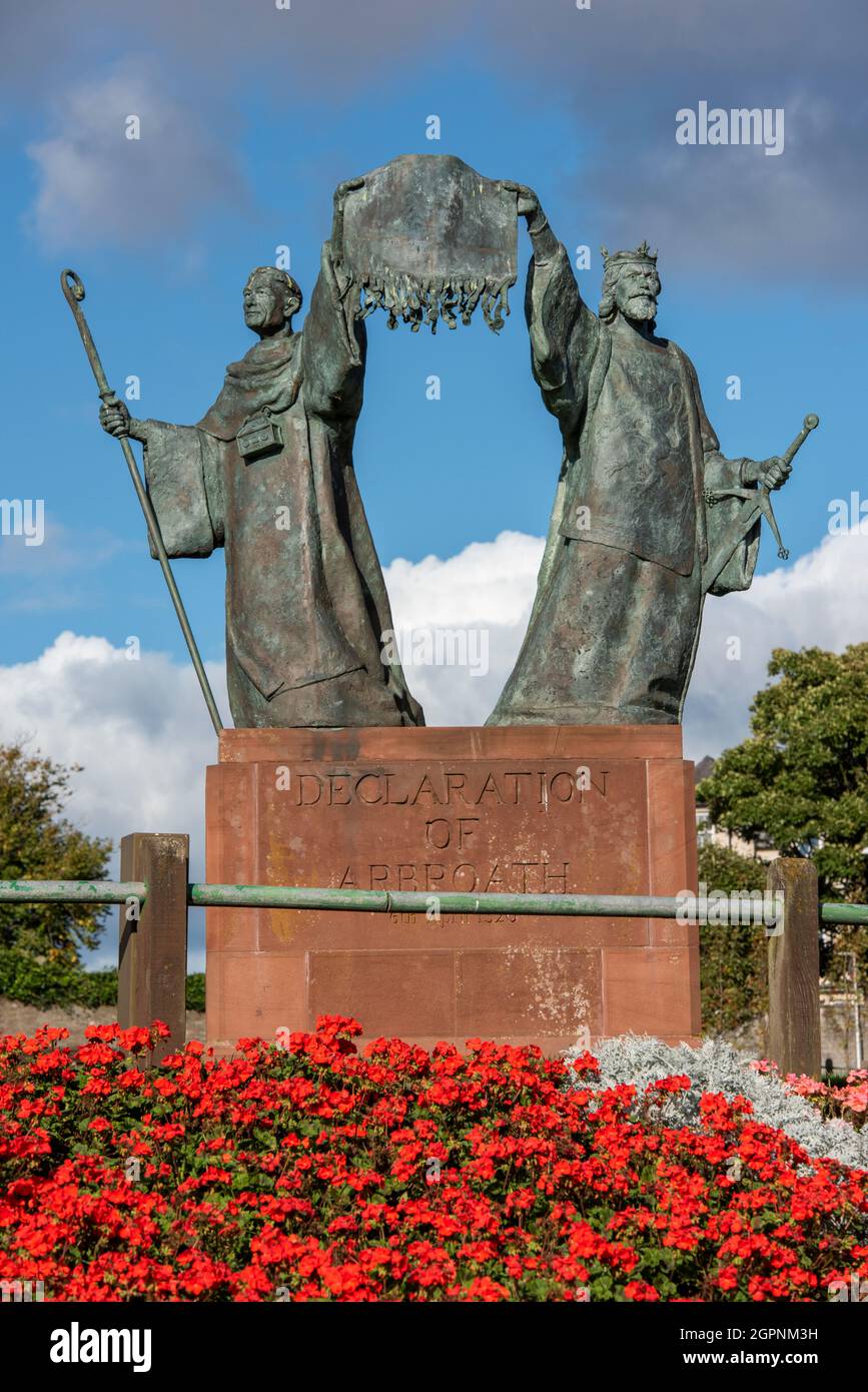 Colorato display floreale di fronte al monumento della Dichiarazione di Arbroath, Arbroath, Angus, Scozia. Foto Stock