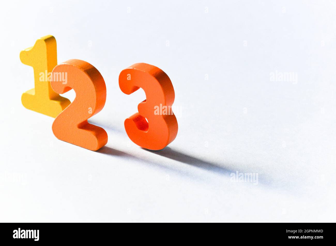 Numeri di legno 1, 2 e 3 impostati su sfondo bianco con spazio di copia disponibile. Foto Stock