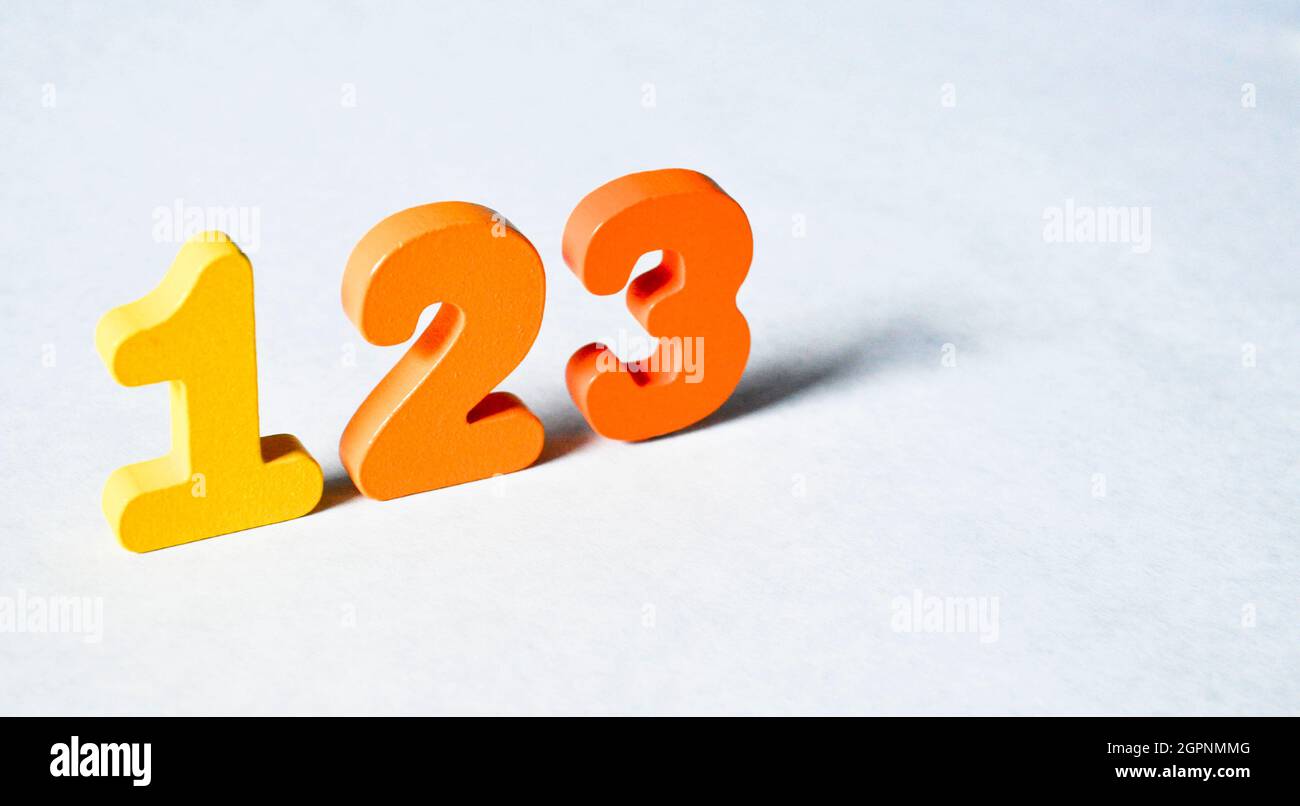 Numeri di legno 1, 2 e 3 impostati su sfondo bianco con spazio di copia disponibile. Foto Stock