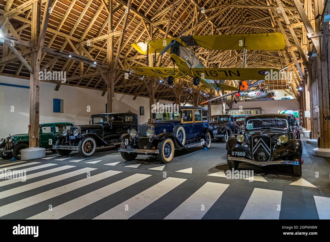 Vale la pena di vedere anche la collezione di auto classiche del castello di Egeskov in un fienile. Castello di Egeskov (slot Egeskov) Faaborg-Midtfyn, Danimarca Foto Stock