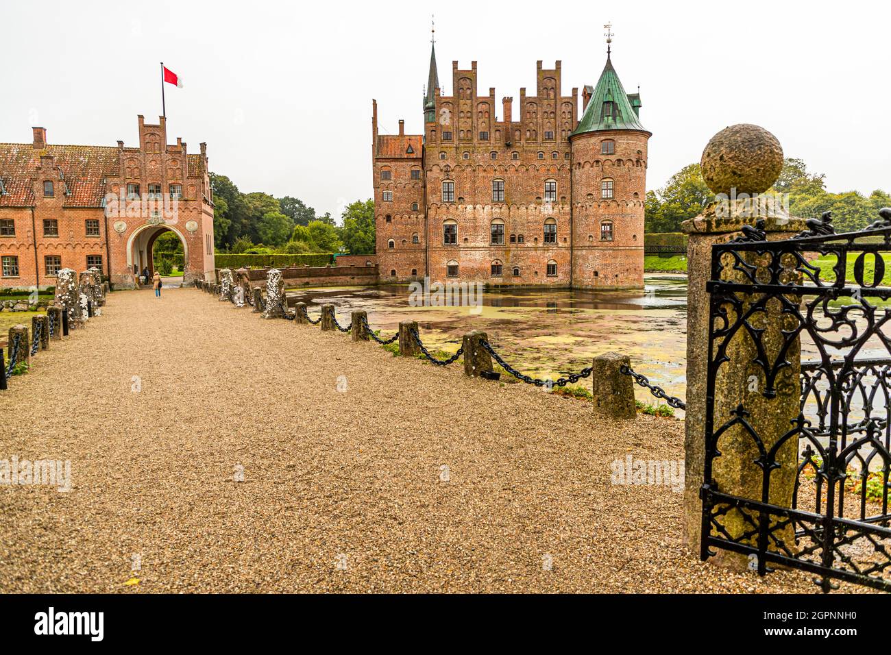 Il castello di Egeskov è una delle attrazioni più grandi e conosciute a livello internazionale del paese e ancora la casa della famiglia dei conti. Castello di Egeskov (slot Egeskov) Faaborg-Midtfyn, Danimarca Foto Stock