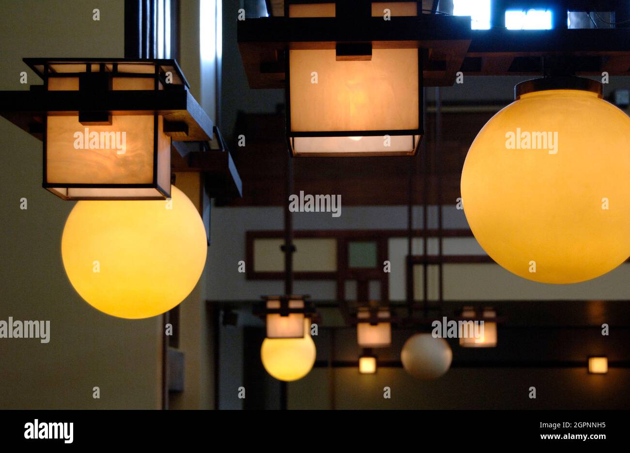 Frank Lloyd Wright (1867-1959). Architetto americano e designer di interni. Tempio dell'unità, 1905-1907. Sede della Chiesa universalista unitaria. Particolare delle lampade che illuminano l'interno del santuario. Oak Park. Vicino a Chicago. Stato dell'Illinois. Stati Uniti. Foto Stock