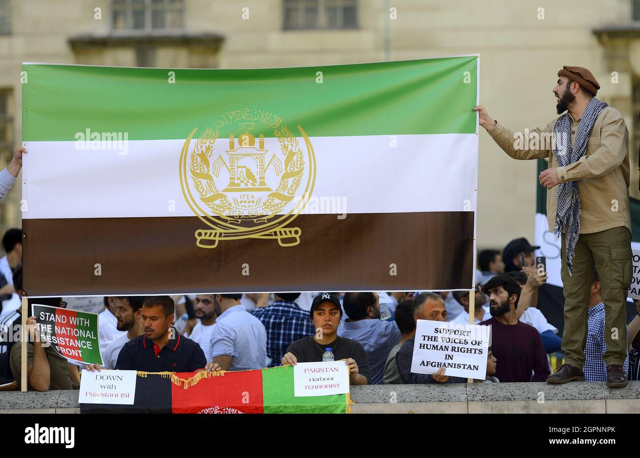 Londra, Regno Unito. 7 Settembre 2021. Bandiera afghana (1992-2001) i manifestanti afghani si riuniscono in gran numero fuori Downing Street ... Foto Stock