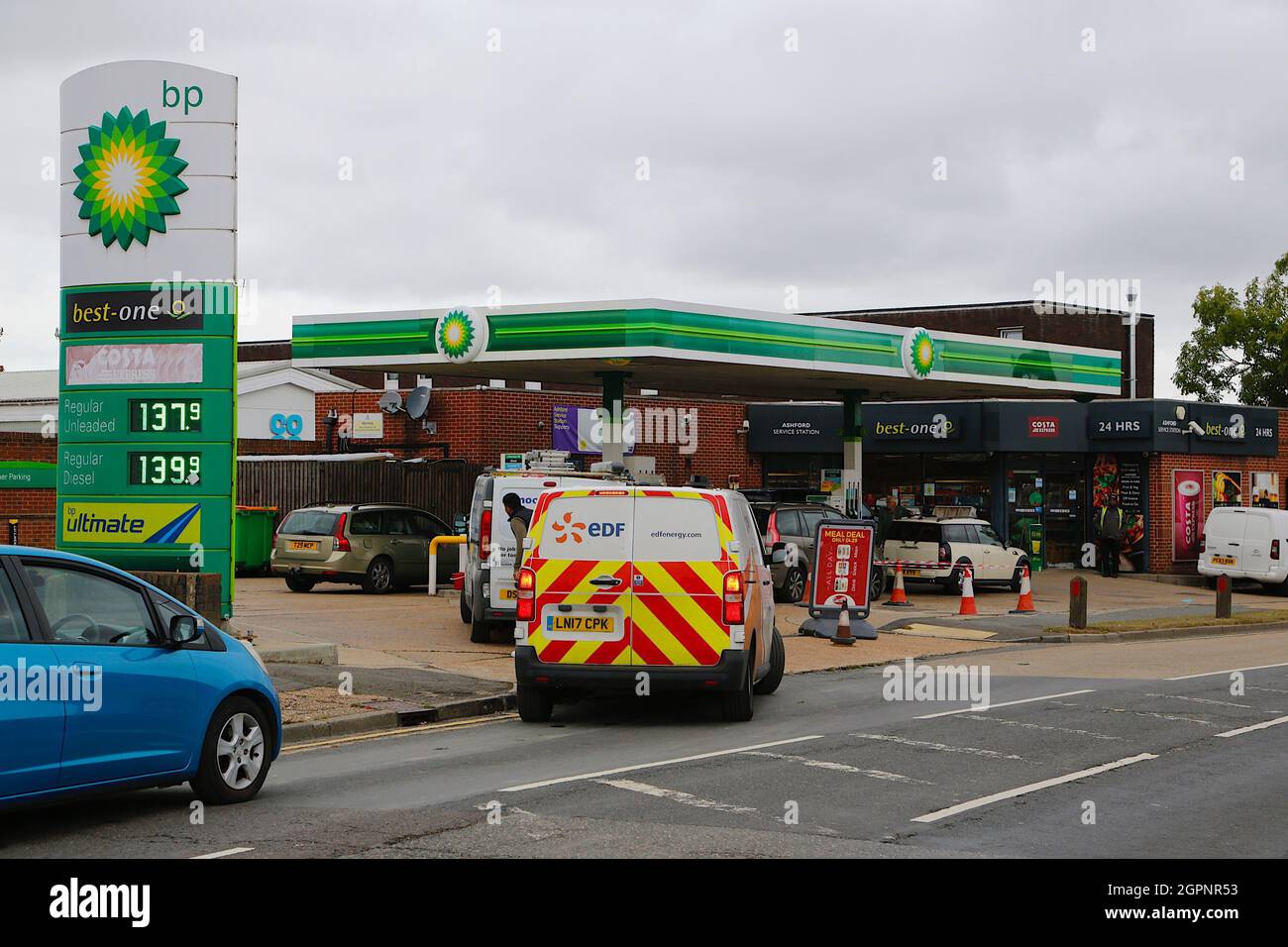Ashford, Kent, Regno Unito. 30 Settembre 2021. Le code di traffico serpeggiano lungo la B2229 ad Ashford mentre la gente del posto ottiene il vento della stazione di benzina BP che ha ricevuto una consegna di combustibile. Photo Credit: Paul Lawrenson /Alamy Live News Foto Stock