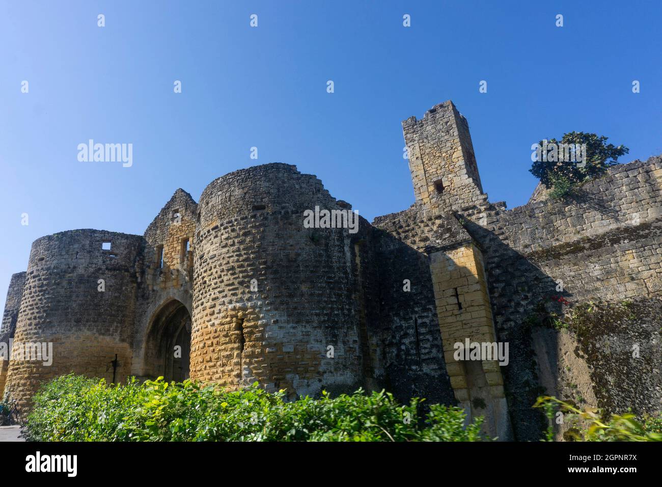 Una porta storica nella città storica di Domme nella regione della Dordogna in Francia Foto Stock