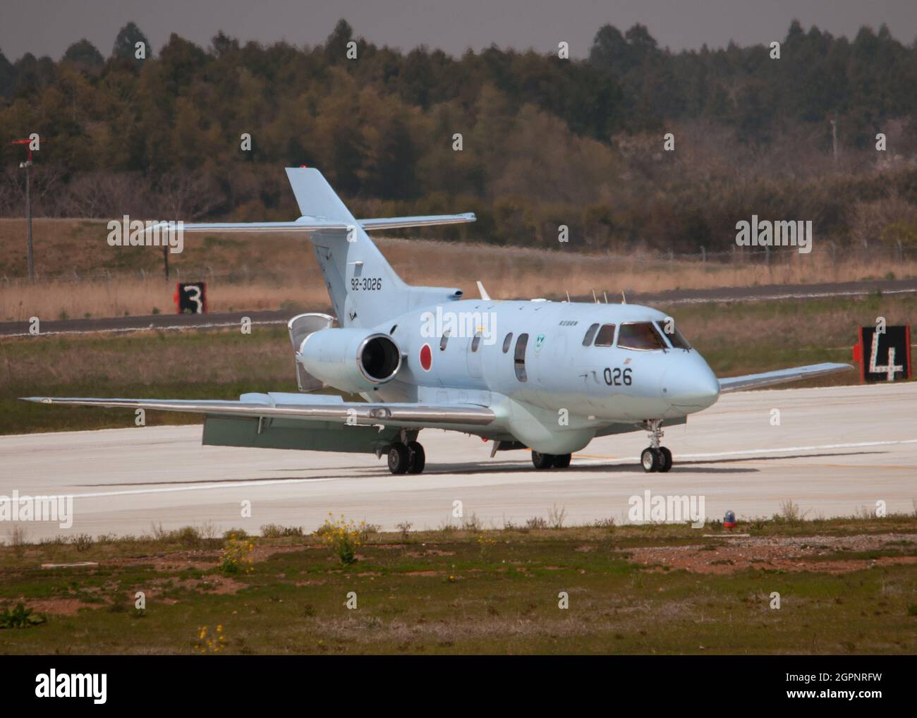Un Aerospace britannico U125A della Japan Air Self Defense Force si prepara a decollo da Hyakuri AB, Giappone. Foto Stock