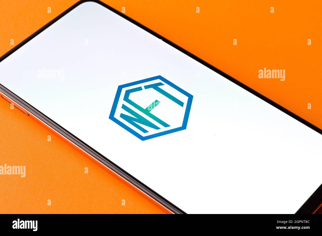 West Bangal, India - 28 settembre 2021 : logo NFT sullo schermo del telefono immagine stock. Foto Stock