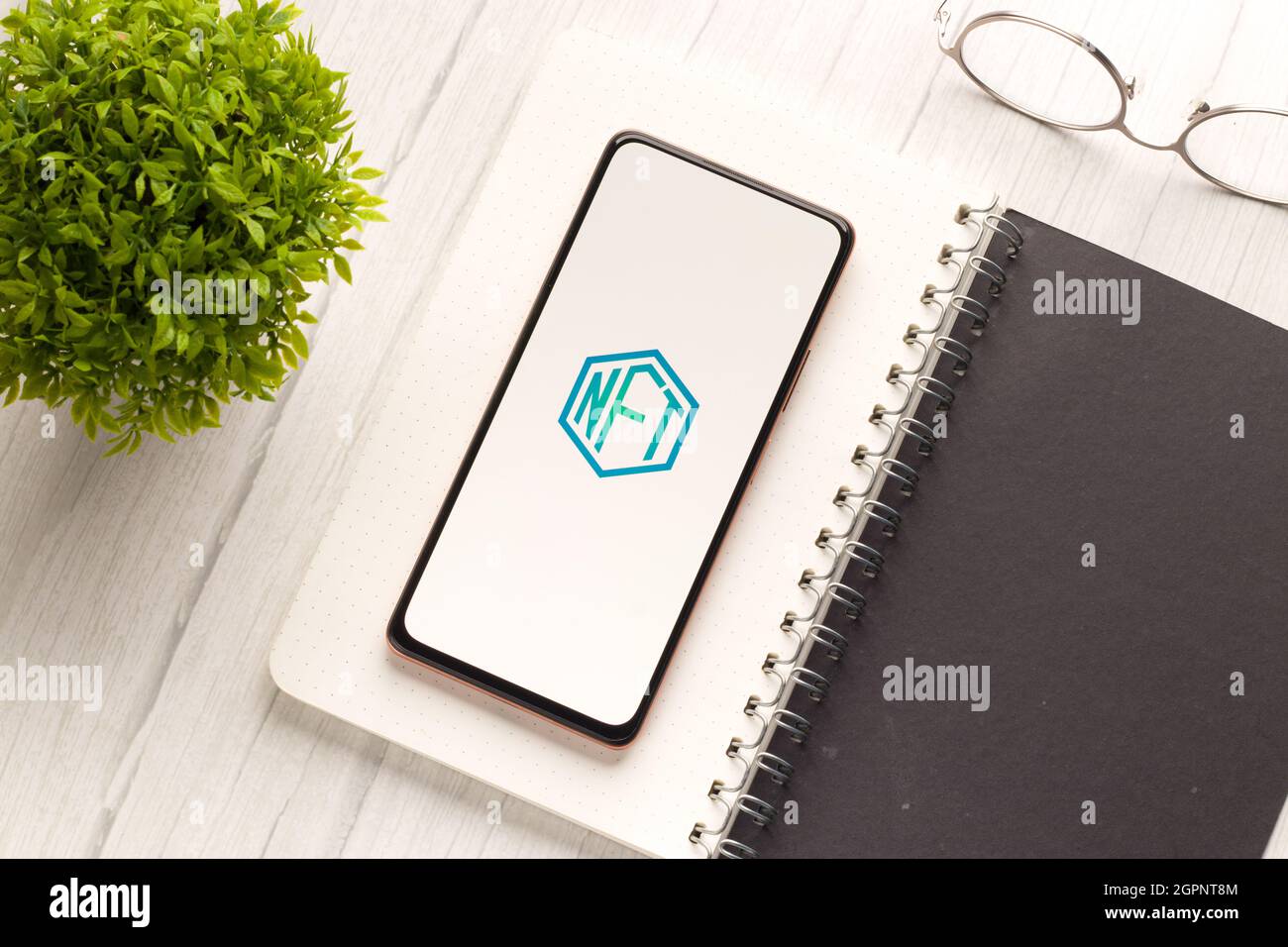 West Bangal, India - 28 settembre 2021 : logo NFT sullo schermo del telefono immagine stock. Foto Stock