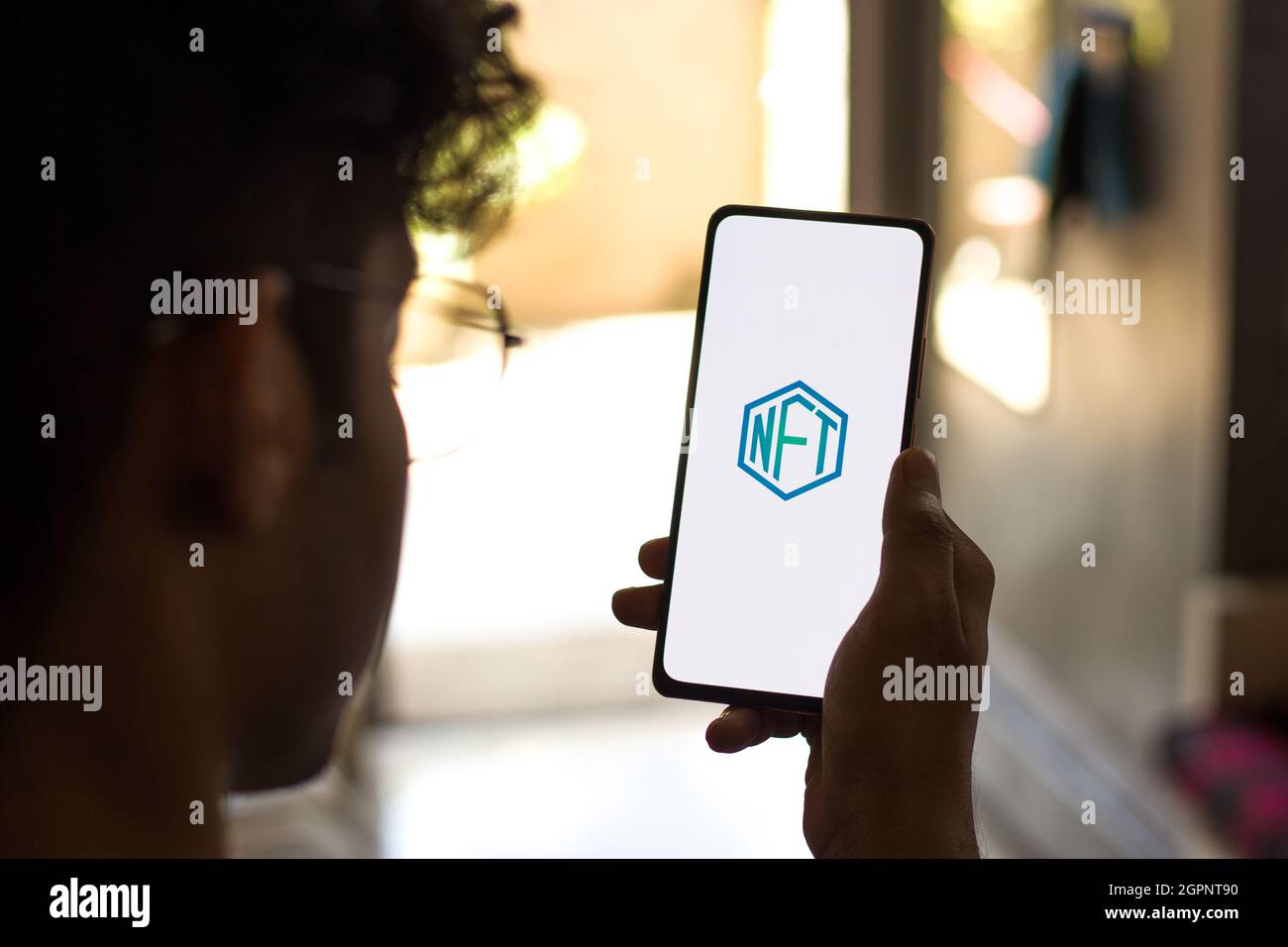 West Bangal, India - 28 settembre 2021 : logo NFT sullo schermo del telefono immagine stock. Foto Stock