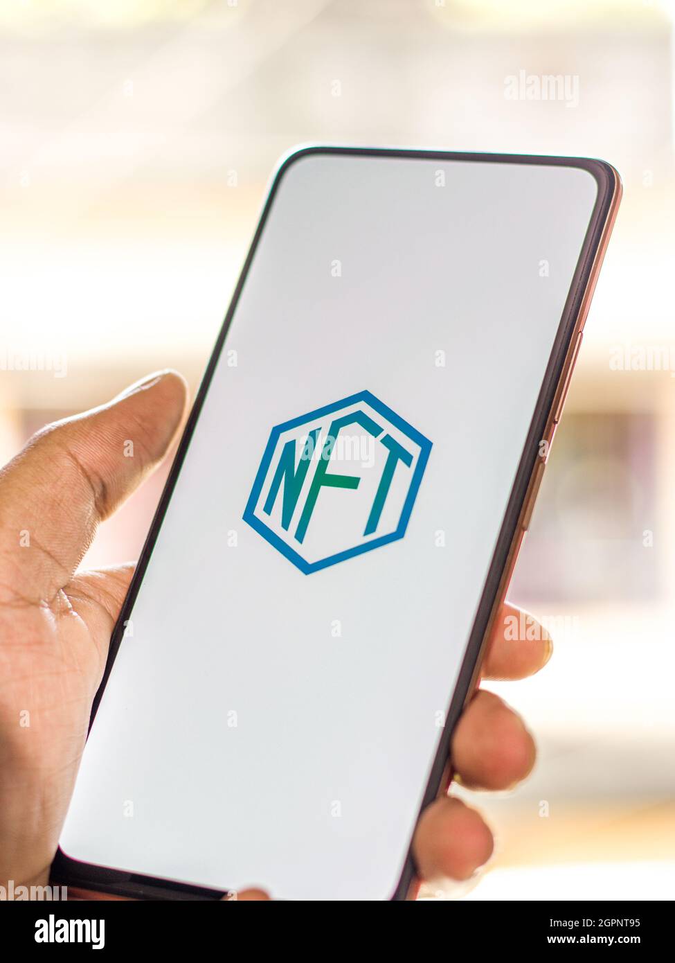 West Bangal, India - 28 settembre 2021 : logo NFT sullo schermo del telefono immagine stock. Foto Stock