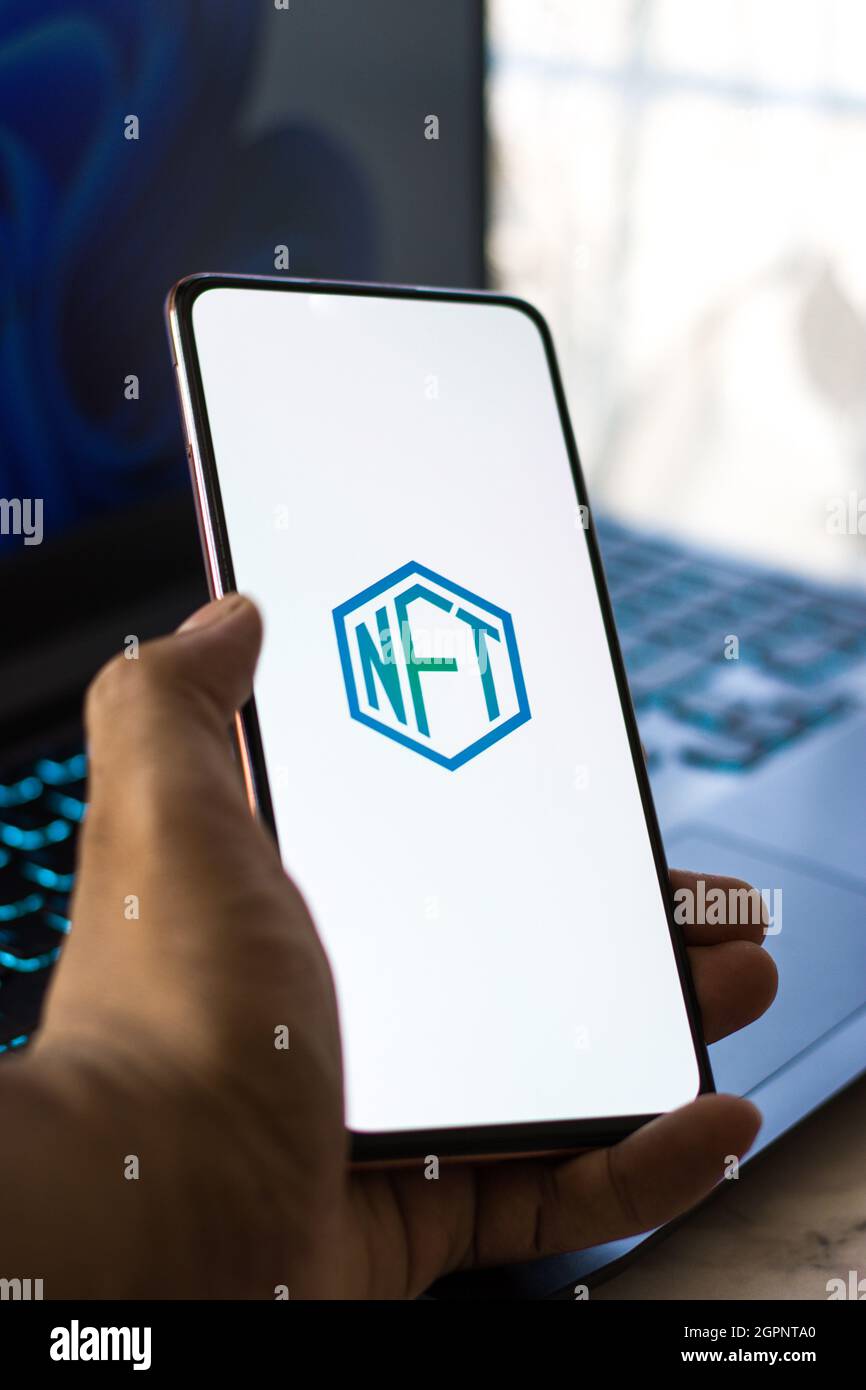 West Bangal, India - 28 settembre 2021 : logo NFT sullo schermo del telefono immagine stock. Foto Stock
