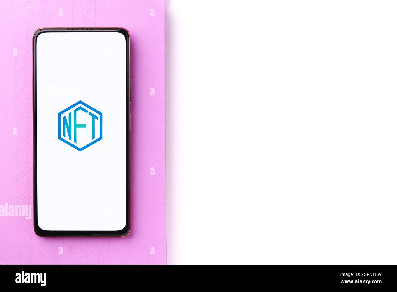 West Bangal, India - 28 settembre 2021 : logo NFT sullo schermo del telefono immagine stock. Foto Stock