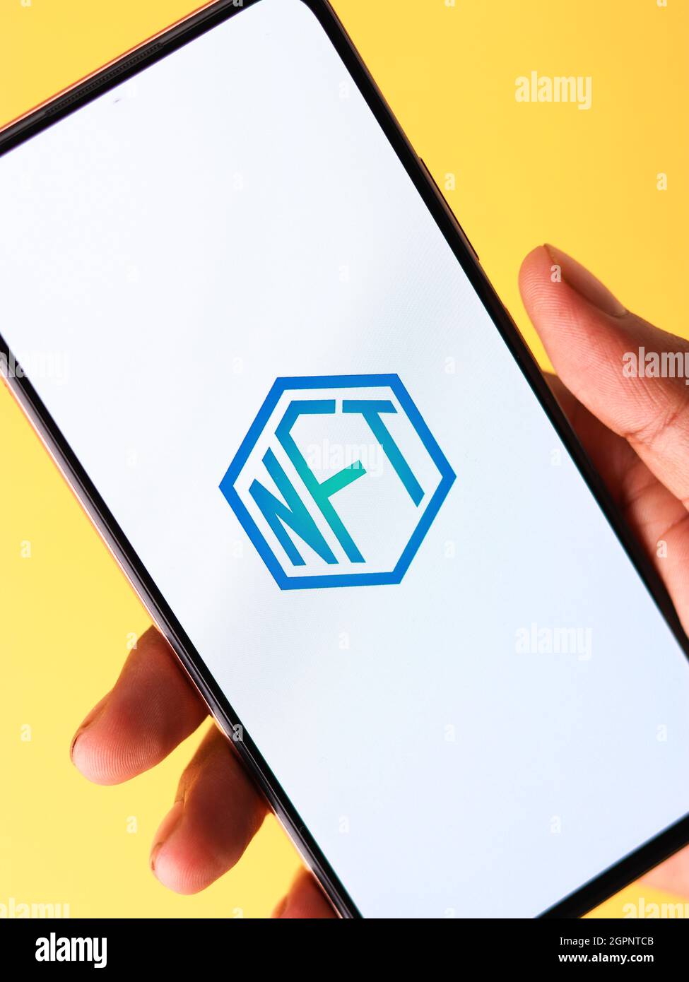 West Bangal, India - 28 settembre 2021 : logo NFT sullo schermo del telefono immagine stock. Foto Stock