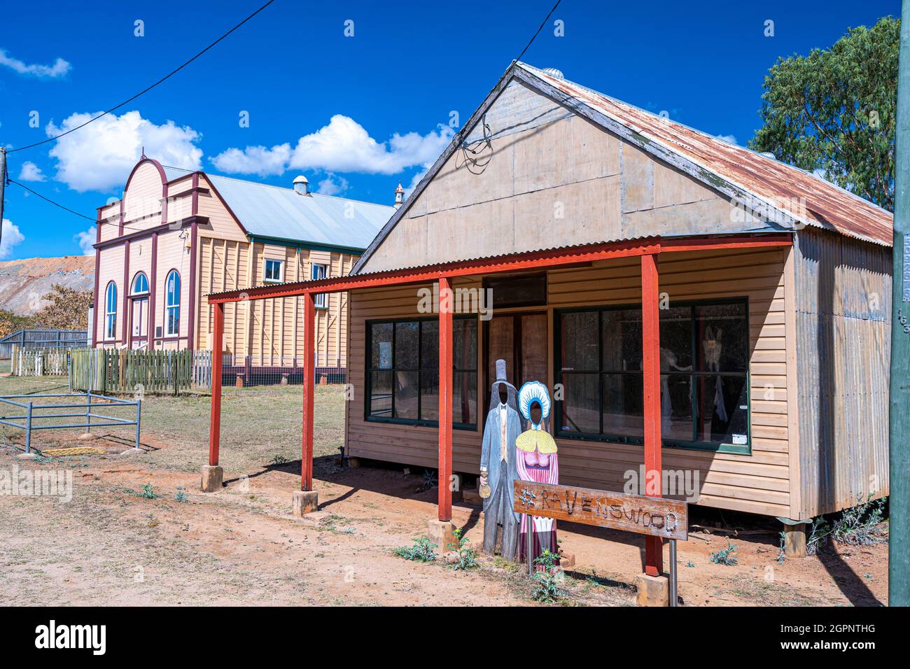 Lo storico negozio di torta con edificio della Scuola delle Arti sullo sfondo, Ravenswood, North Queensland Australia Foto Stock