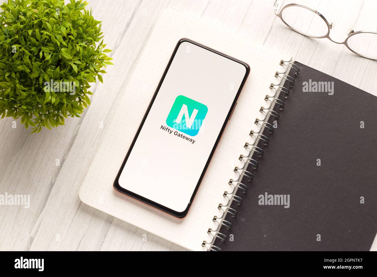 West Bangal, India - 28 settembre 2021 : logo Nifty Gateway sullo schermo del telefono immagine stock. Foto Stock