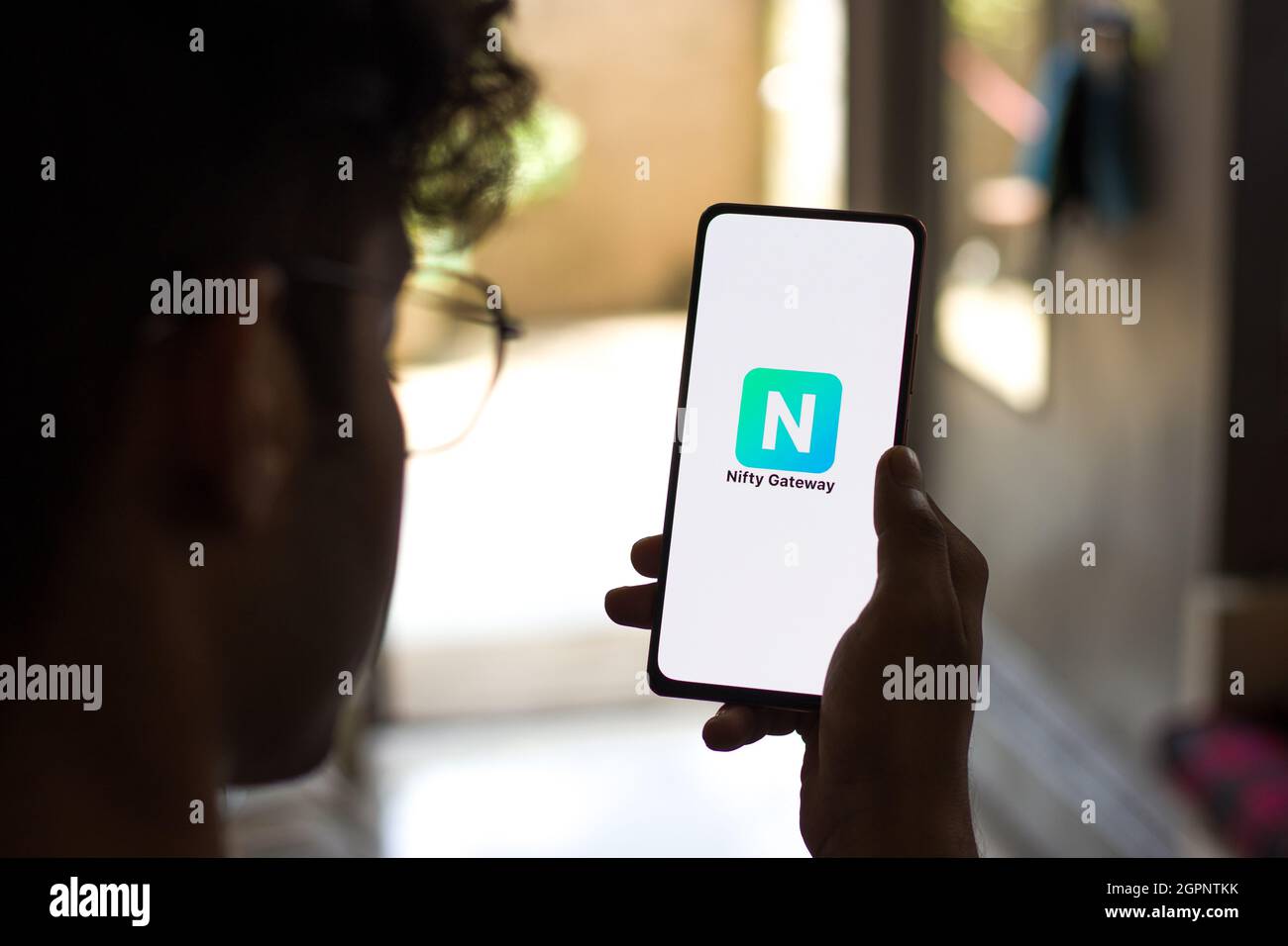 West Bangal, India - 28 settembre 2021 : logo Nifty Gateway sullo schermo del telefono immagine stock. Foto Stock
