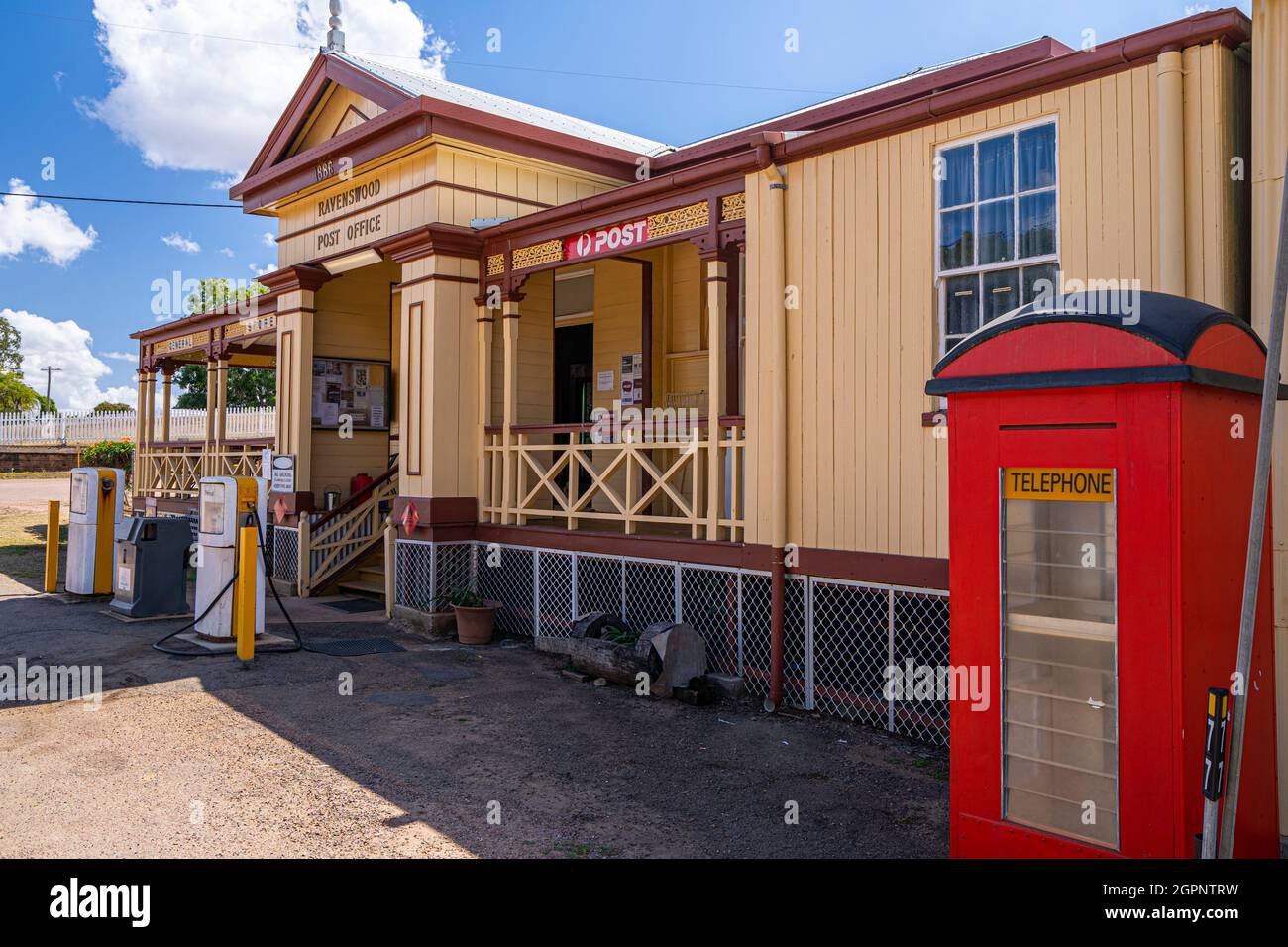 Il patrimonio storico Ravenswood Post Office con telefono rosso scatola, costruito nel 1885, Ravenswood, North Queensland, Australia Foto Stock