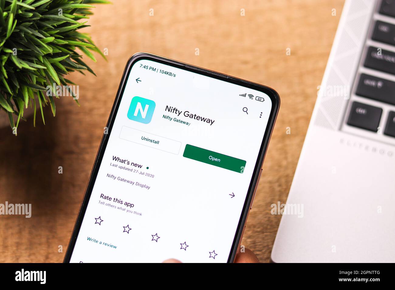 West Bangal, India - 28 settembre 2021 : logo Nifty Gateway sullo schermo del telefono immagine stock. Foto Stock