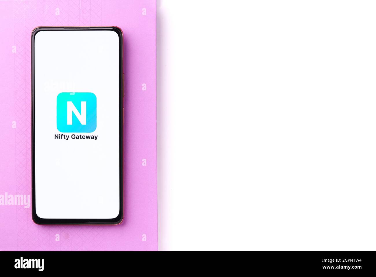 West Bangal, India - 28 settembre 2021 : logo Nifty Gateway sullo schermo del telefono immagine stock. Foto Stock