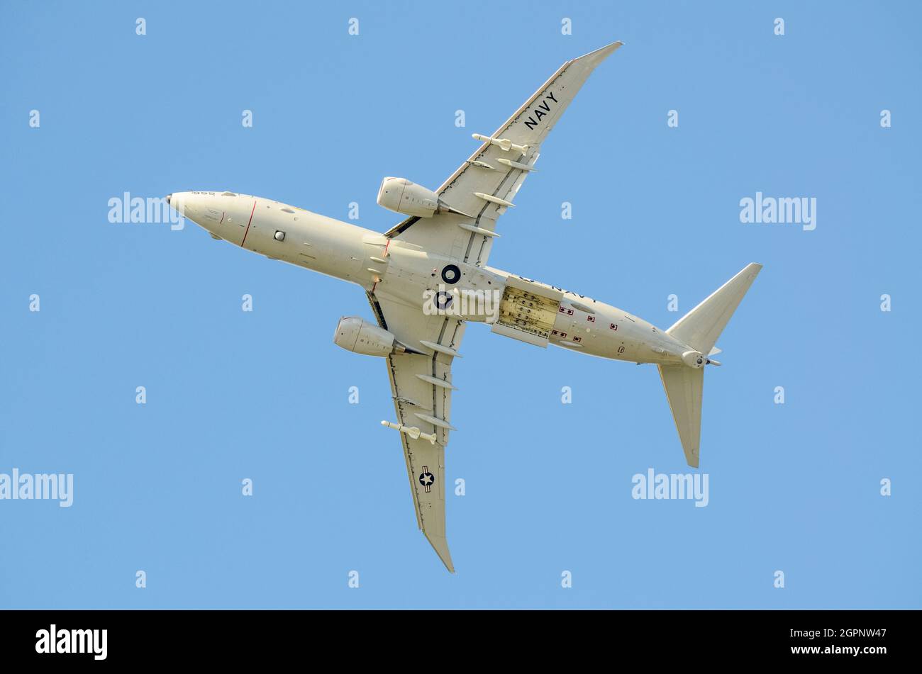 US Navy Boeing P-8A Poseidon velivolo militare anti nave e anti sottomarino jet sviluppato per la Marina degli Stati Uniti, volando a Farnborough Airshow Foto Stock