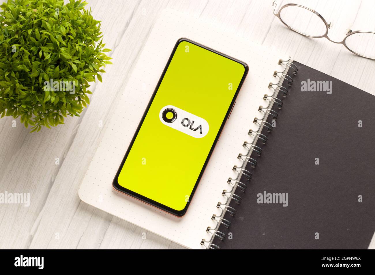 West Bangal, India - 28 settembre 2021 : OLA logo sullo schermo del telefono immagine stock. Foto Stock