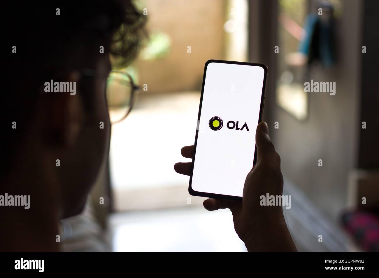 West Bangal, India - 28 settembre 2021 : OLA logo sullo schermo del telefono immagine stock. Foto Stock