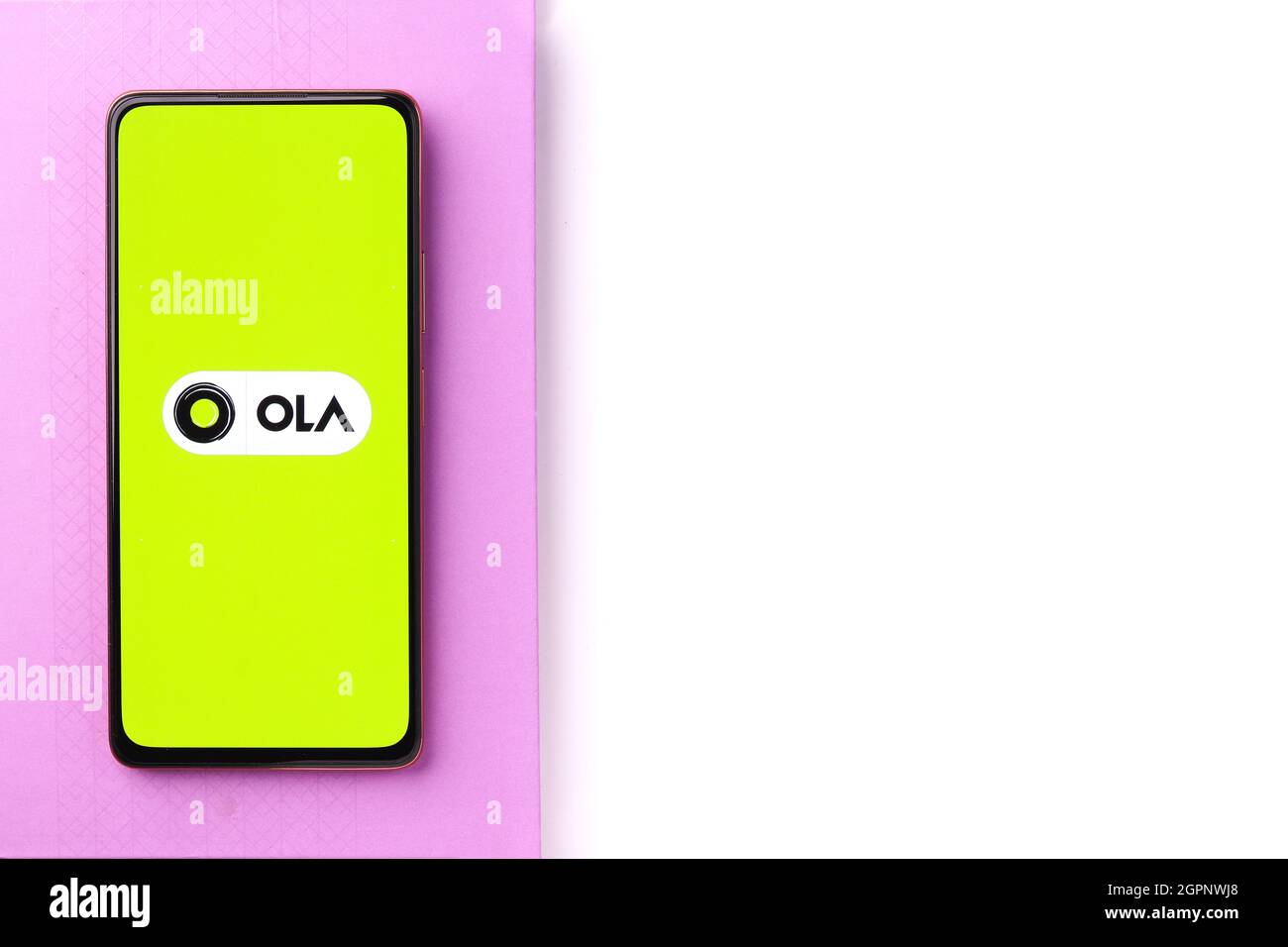 West Bangal, India - 28 settembre 2021 : OLA logo sullo schermo del telefono immagine stock. Foto Stock