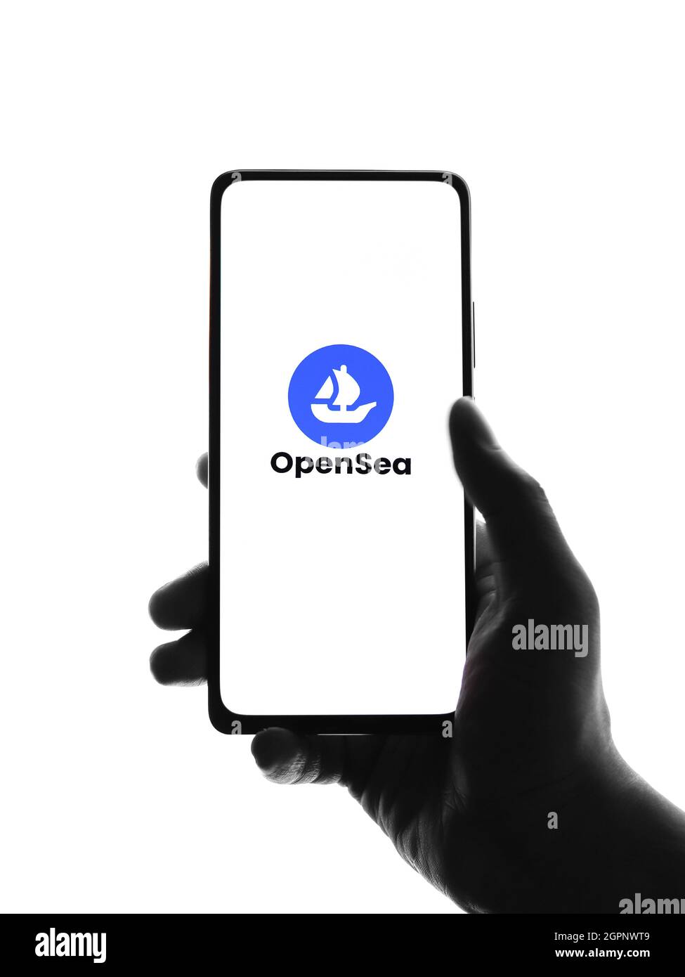 West Bangal, India - 28 settembre 2021 : immagine stock del logo OpenSea sullo schermo del telefono. Foto Stock