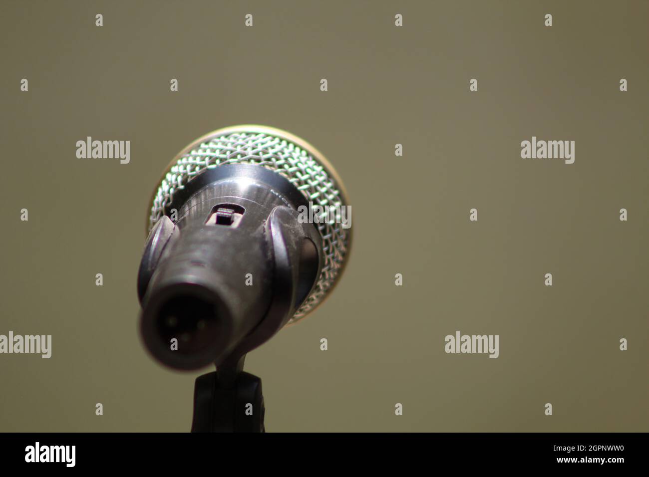 Microfono su supporto e sfondo sfocato con spazio per scrivere testo Foto Stock