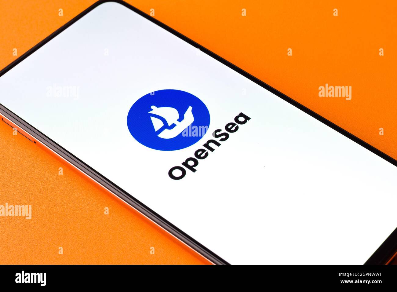 West Bangal, India - 28 settembre 2021 : immagine stock del logo OpenSea sullo schermo del telefono. Foto Stock