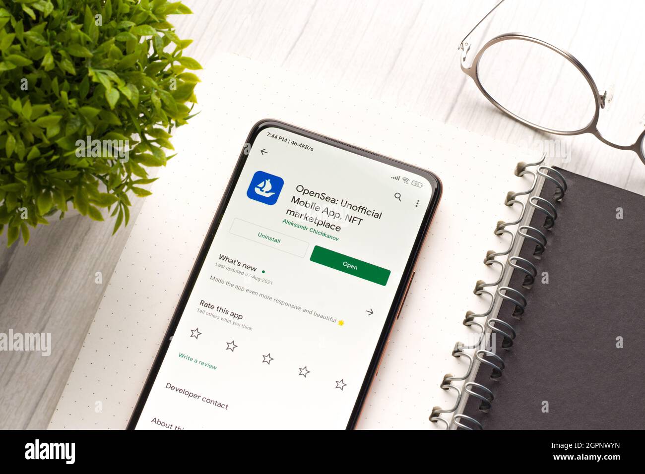 West Bangal, India - 28 settembre 2021 : immagine stock del logo OpenSea sullo schermo del telefono. Foto Stock