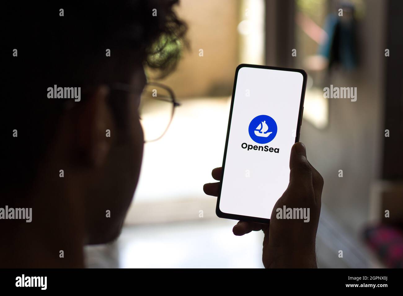West Bangal, India - 28 settembre 2021 : immagine stock del logo OpenSea sullo schermo del telefono. Foto Stock