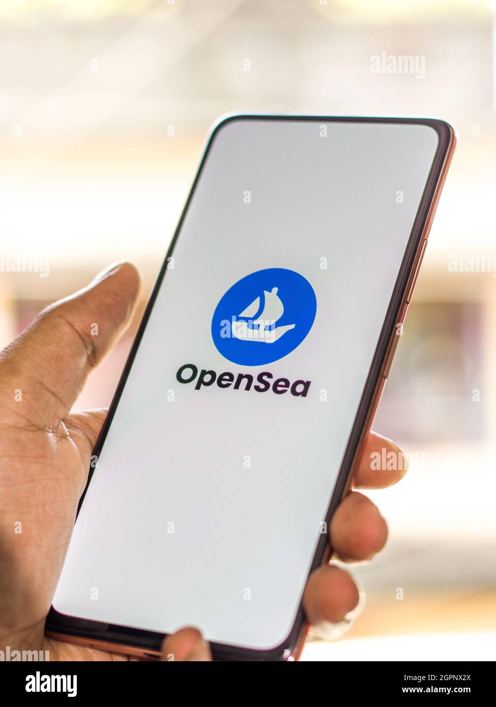 West Bangal, India - 28 settembre 2021 : immagine stock del logo OpenSea sullo schermo del telefono. Foto Stock